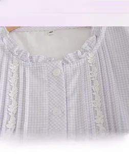 Détail de la chemise de nuit en coton vichy avec dentelle et col à volants