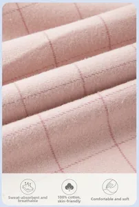 Gros plan sur tissu en coton à carreaux rose montrant douceur et texture respirante