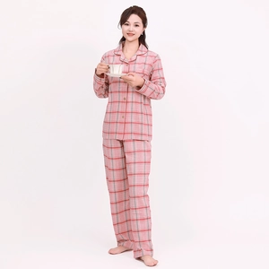 Pyjama à carreaux rose et gris en coton avec haut à manches longues et pantalon assorti