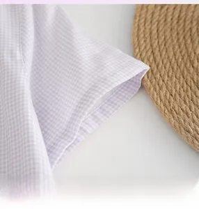 Détail de la manche à volants sur la robe en coton à carreaux violets pour filles et coutures