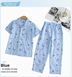 Détail du pyjama bleu en coton pour garçon avec imprimés pelleteuse et tracteur