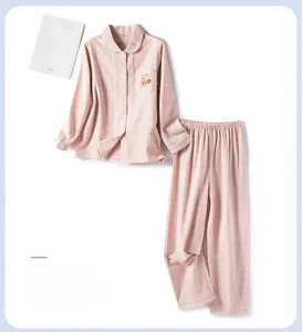 Détail de la poche de pyjama à carreaux roses avec broderie d'écureuil et texte Lady