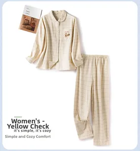 Détail d'un pyjama en coton à carreaux jaunes avec broderie écureuil et poche Lucky