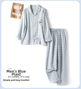 Détail du pyjama à carreaux bleus avec broderie écureuil et texte élégant