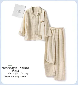 Détail du pyjama à carreaux jaunes pour hommes avec broderie écureuil et coton doux