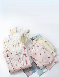 Detail eines Camellia-Pyjama-Sets mit Spitzenkanten, Holzknöpfen und Schleife