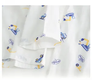 Détail des manches de pyjama en coton avec excavateur bleu et texte artistique