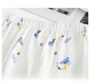 Détail de la taille élastique d'un pyjama en coton pour garçons avec motif pelleteuse