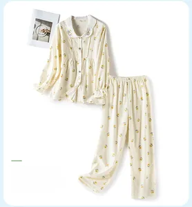 Flachbild von Damen-Baumwollpyjamas mit Gänseblümchen-Print in zartem Gelb