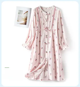Nahaufnahme des rosa Nachthemdes mit Kirschprint, Spitze und Knopfleiste
