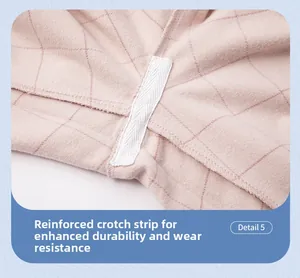 Détail du pyjama à carreaux rose montrant la couture renforcée à l'entrejambe
