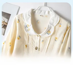 Detailansicht des Peter-Pan-Kragens mit Blumenstickerei und Spitze auf Baumwoll-Homewear