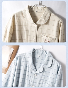 Détail du col et de la poche de pyjama en coton avec broderie Lovely en beige et bleu