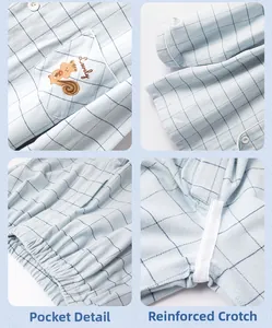 Détails de la broderie écureuil et coutures renforcées sur pyjama à carreaux bleus