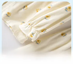 Nahaufnahme elastischer Rüschenmanschetten an einem Baumwoll-Schlafanzug mit Blumen