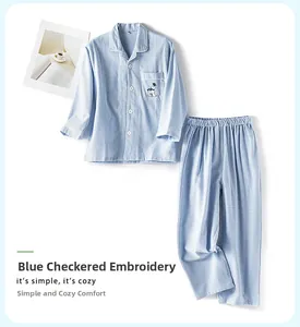 Flachliegendes blau-weiß kariertes Baumwoll-Schlafanzug-Set mit feiner Ballon-Stickerei