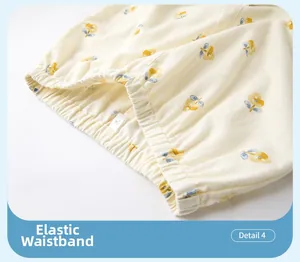 Nahaufnahme von elastischem Bund und floralem Baumwollstoff dieser süßen Schlafhose