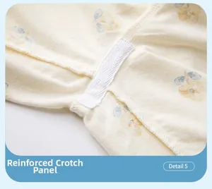 Detail der weißen Fischgräten-Schrittverstärkung an der geblümten Baumwoll-Schlafhose