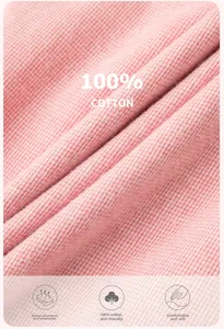 Dettaglio ravvicinato del tessuto del pigiama 100% cotone a quadretti rosa e morbido