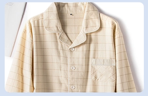 Détail de pyjama beige à carreaux avec col à revers, poche et texture coton douce