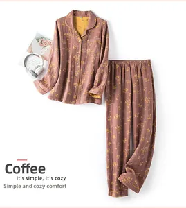 Flachliegendes Pyjama-Set aus Baumwollmull in Kaffee-Blumenmuster mit Hose