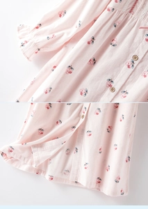 Detailansicht der rosa Baumwoll-Schlafanzüge mit Kirschmuster, Knöpfen und Spitze