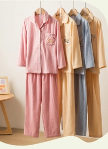 Détail de pyjamas en coton brodé pour enfants avec hauts à boutons et motifs d'animaux