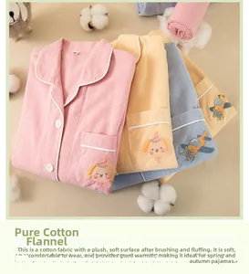 Détail de pyjamas en coton gratté doux avec broderies rose, jaune et bleu