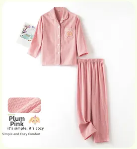 Détail du pyjama enfant rose en maille gaufrée avec broderie lapin mignonne
