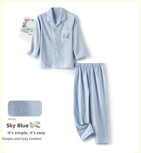 Détail de pyjama en coton bleu clair pour enfants avec broderie d'avion et texture douce
