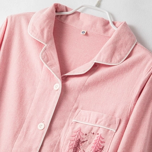 Pigiama rosa in flanella di puro cotone con trama a nido d'ape e ricamo dell'albero