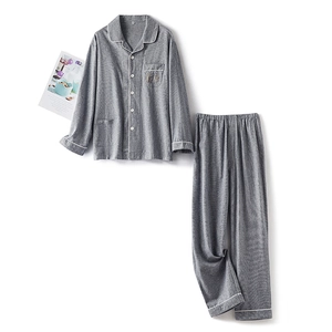 Set pigiama grigio in cotone con maniche lunghe, colletto a revers e ricamo ad albero