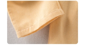 Détail de la tenue de nuit jaune en coton montrant la texture gaufrée et les coutures