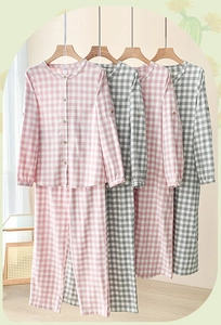 Détails du pyjama en coton à carreaux rose et gris avec poignets boutonnés et col rond