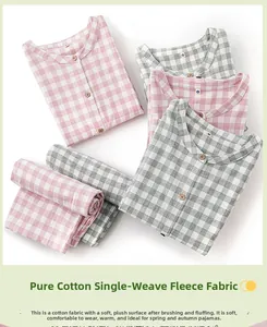 Détails de pyjama en coton brossé à carreaux rose et gris avec des boutons en bois