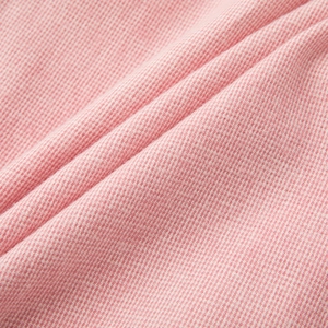 Détail du tissu en coton gaufré rose pour ensemble détente enfant à texture douce