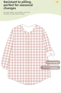 Détail du pyjama en coton à carreaux roses avec pattes de réglage pour les manches
