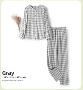 Vue détaillée de l'ensemble de pyjama en coton à carreaux gris avec haut boutonné et pantalon