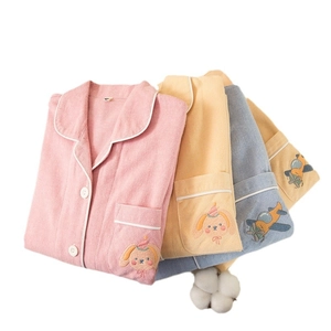 Pyjama enfant en coton gaufré avec broderie mignonne et haut à manches longues boutonné