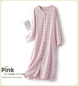 Détail de la chemise de nuit en coton rose à carreaux avec boutons en bois et patte