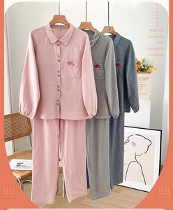 Détail de la broderie cœur sur la poche de l'ensemble de pyjama en coton
