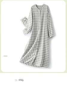 Robe longue en coton à carreaux gris avec boutons et illustration de texte simple