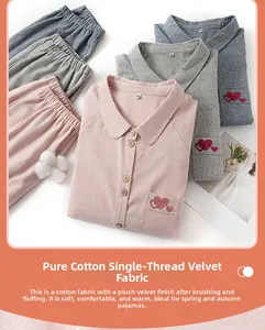 Détail de pyjama en coton brossé doux avec broderie coeur et boutons en bois naturel