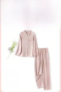 Vue détaillée du pyjama en coton rose à motif pied-de-poule avec broderie de coeur