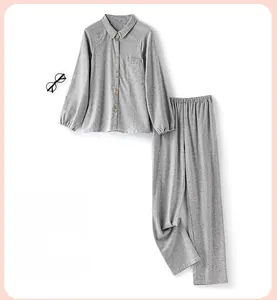Détail d'un pyjama en coton pied-de-poule gris avec broderie coeur et texture du tissu