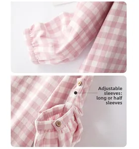 Détail de la manche ajustable avec bouton en bois sur pyjama en coton à carreaux