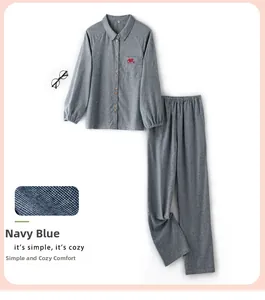 Détails d'un pyjama en flanelle de coton bleu marine avec broderie cœur rouge