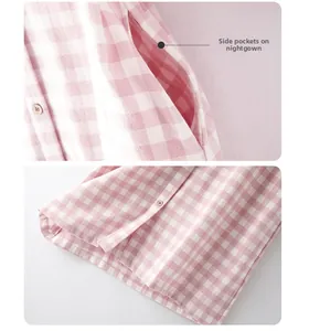 Vue détaillée des poches latérales et des boutons en bois sur chemise de nuit rose