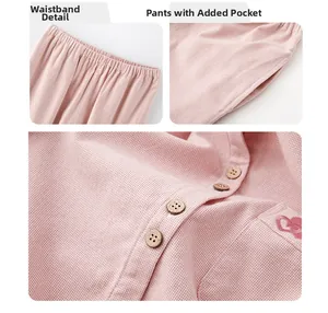Détails du pantalon en coton rose avec taille élastique, poches et boutons en bois