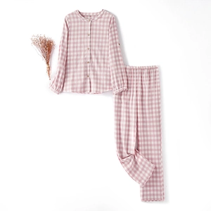 Pyjama en coton à carreaux roses et blancs avec manches longues et haut boutonné